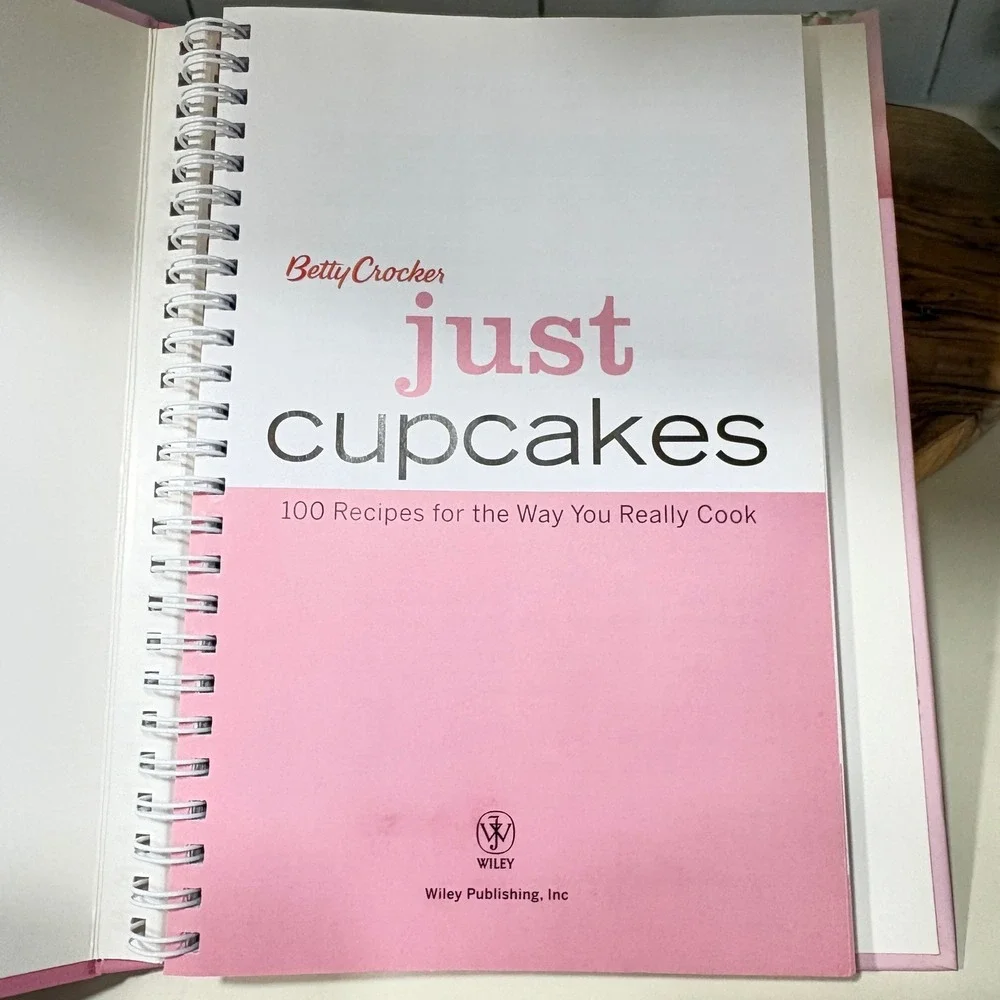 Betty Crocker Just Cupcakes 100 Recipes Cookbook Spiral Bound 2008 Wiley Pink